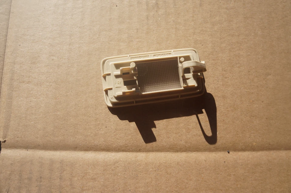 2010-2012 LEXUS RX350 RX450h FRONT SUNVISOR VANITY DOME LIGHT LEFT or RIGHT OEM - Image 2 of 3