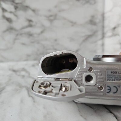Nikon COOLPIX 3100 3.2MP Digital Camera-Silver in Original READ