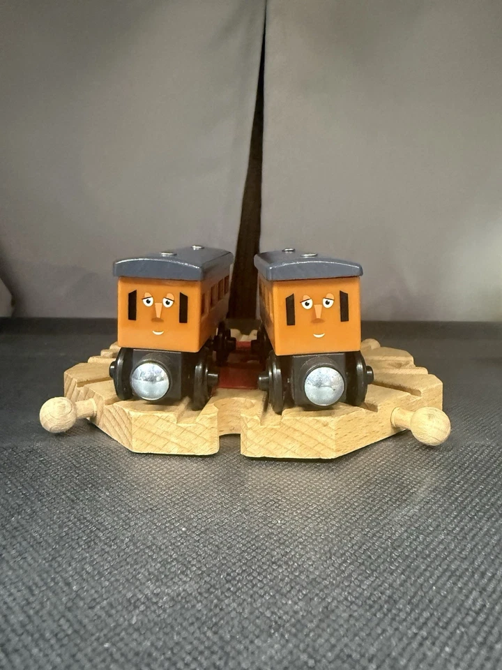 Thomas Wooden Railway Light Up Revel Annie And Carable Foto 4 de 4