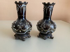 Kunst Antik Email Vasen Paar dunkelbraun reich ornamentiert Fuß & Krone Messing