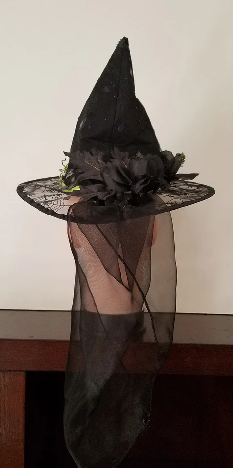 Sombrero de bruja de encaje de Halloween para niños con velo, flores y arañas Foto 3 de 3