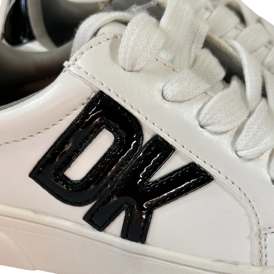 DKNY Niños 12 Blanco Tenis Informales Moda Zapatos DK Negro Blanco Letras Brillantes Foto 2 de 4