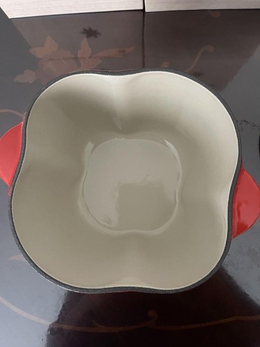 Le Creuset Cocotte Pepper Cherry Red Two-Handed Pot Cookware - Picture 2 of 4