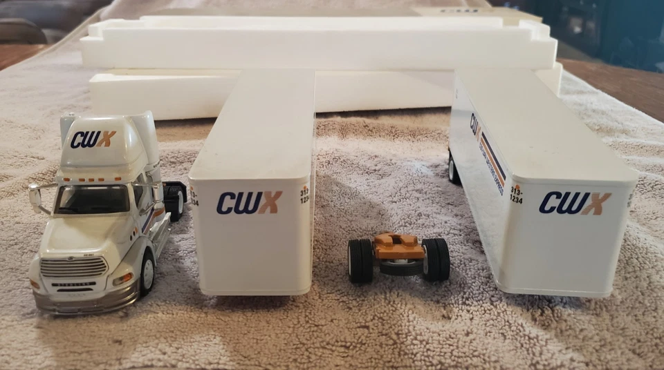 Vintage Con-way Western Express (CWX) model truck with two trailers. - Image 4 of 4