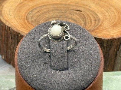 Vintage Native Sterling Silver Mother of Pearl Ring in size 6.25--KBB103.25