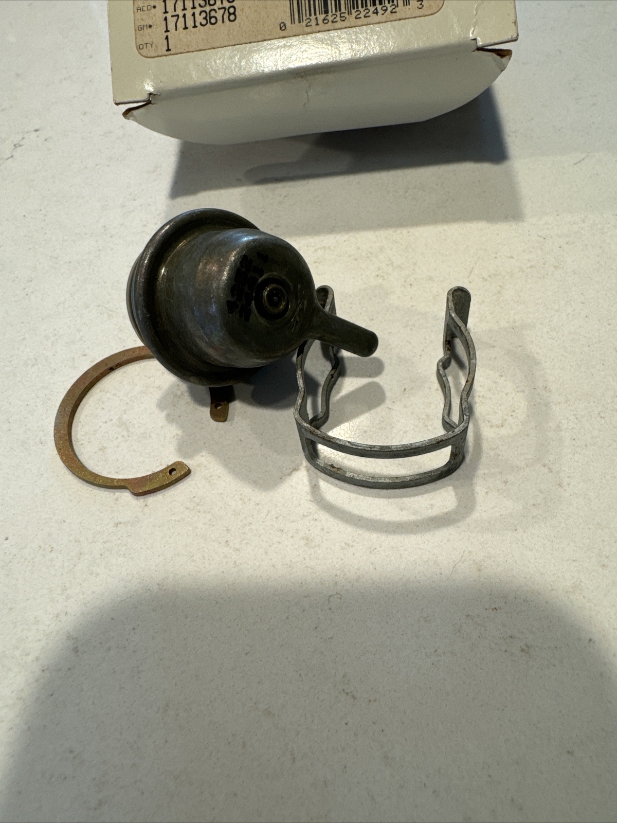 New GM 17113678/19245530 Fuel Pressure Regulator 199903 Silverado