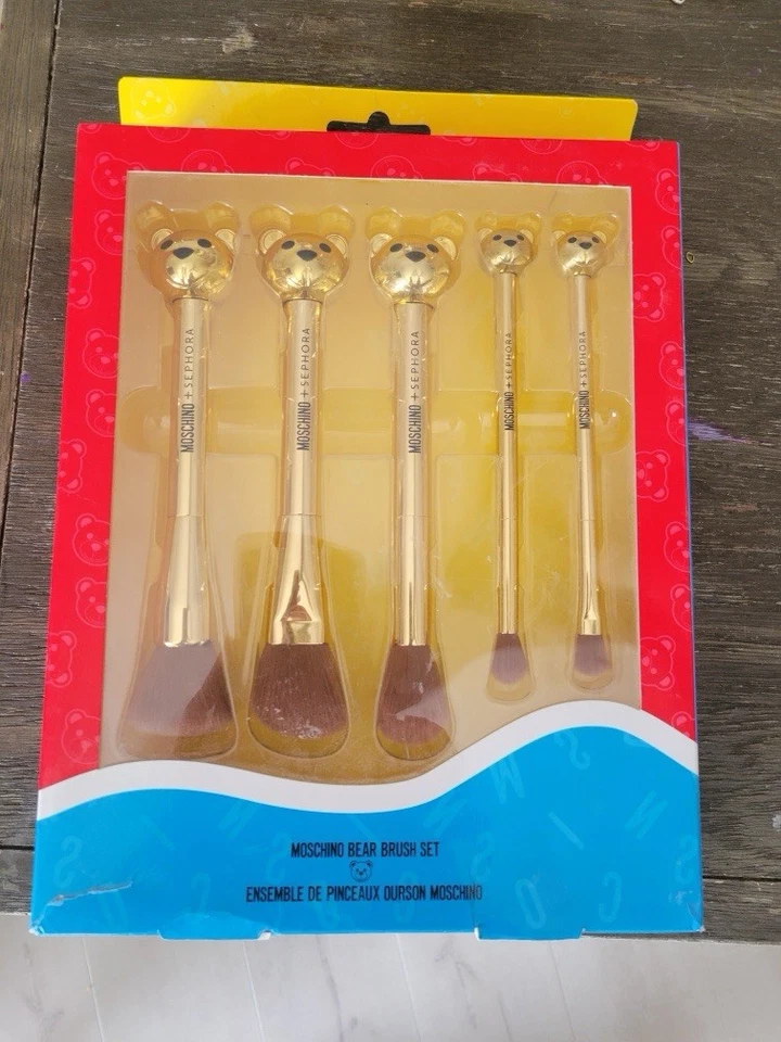 Juego de brochas de maquillaje Moschino x Sephora Bear - edición limitada juego de brochas de maquillaje de cinco piezas Foto 3 de 3