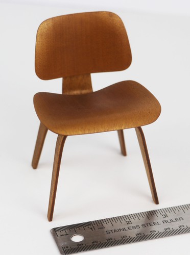 Vitra Design Museum Miniatures Collection 1:6 Scale Eames DCW 1945 - Picture 9 of 9