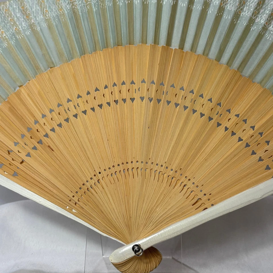 20 世纪 60 年代 - 70 年代青瓷丝绸扇穿孔竹棒白色绘画护卫 — 第 2/4 张图片