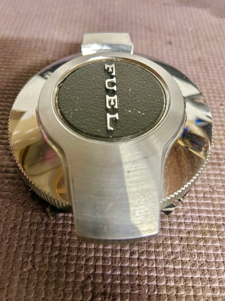 1969 1970 DOOGE ЗАРЯДНОЕ УСТРОЙСТВО 1969 PLYMOUTH BARRACUDA ТОПЛИВА ОТКИДНОЙ ВЕРХ ГАЗОВАЯ КРЫШКА OEM - Изображение 3 из 4