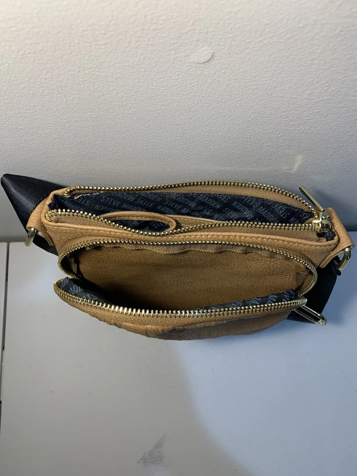 Bolso Bandolera Mensajero Steve Madden BGLAMM Logo Marrón Camel Correa Negra Foto 3 de 3