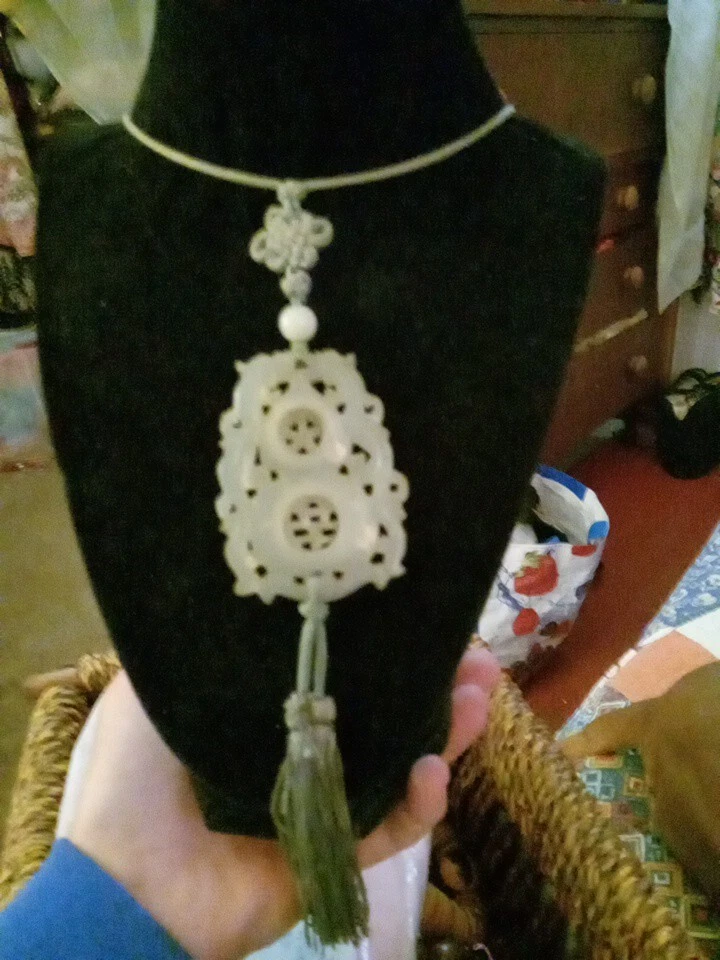 ANTIGUO COLGANTE CHINO TALLADO A MANO JADE PERFORADO 2 DRAGONES SOBRE SEDA CON 2 RECIPIENTES Foto 3 de 3