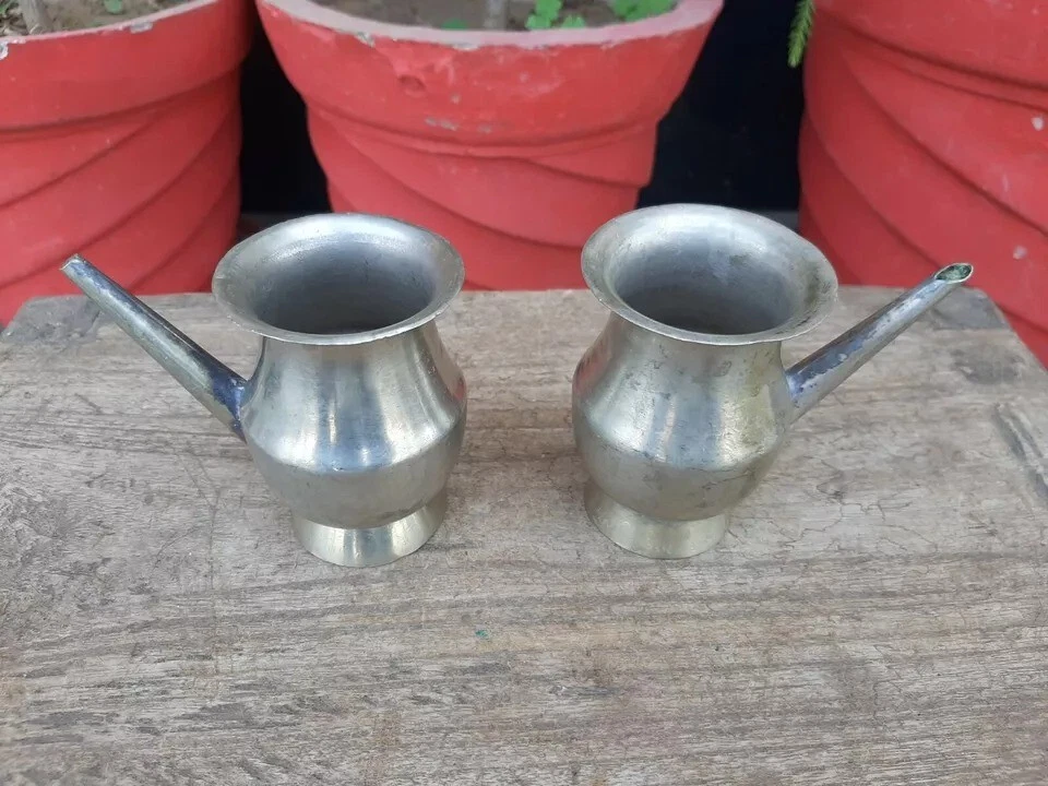 Antiguo par de olla de agua con caño de adoración hindú sagrada primitiva de latón antiguo Foto 2 de 4