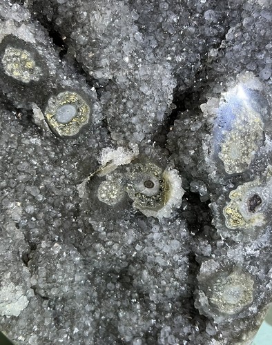 RACIMO DE CRISTAL DE CUARZO/AMATISTA DRUSA GRIS BRILLANTE GEODA ESTALACTITA URUGUAYA - Imagen 4 de 13