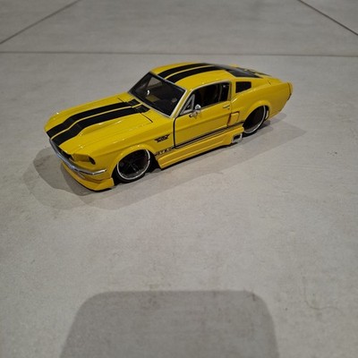Modellautos 1:24 Maisto Custom Shop Ford Mustang GT 1967 yellow and black in OVP