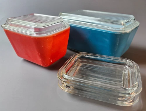 2 Vintage Pyrex Refrigerator Bowls Red & Blue Plus 2 extra lids 602-B & 601B