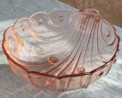 Obstschale aus getöntem Glas im Muschel-Design