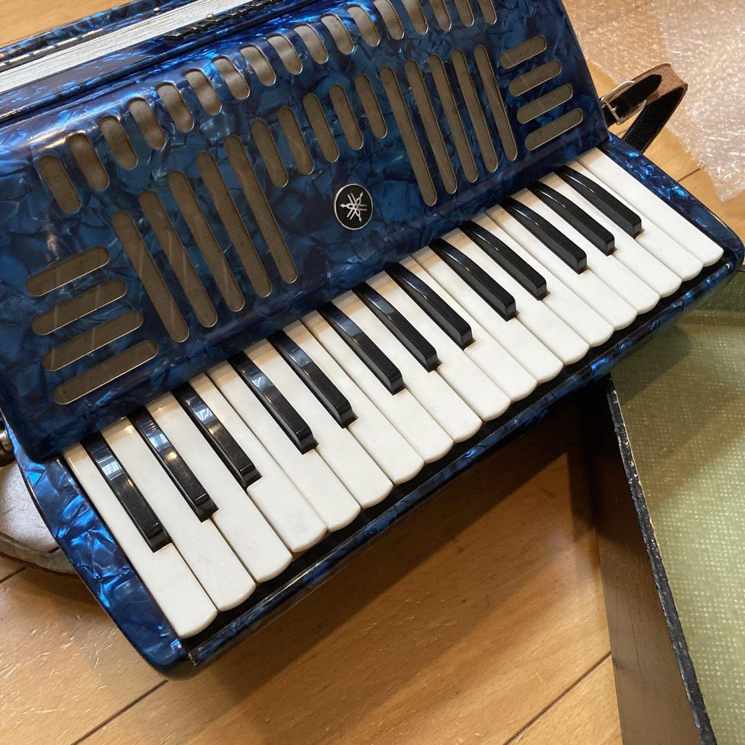 YAMAHA Accordion TENOR 32 Rare 32 Keys