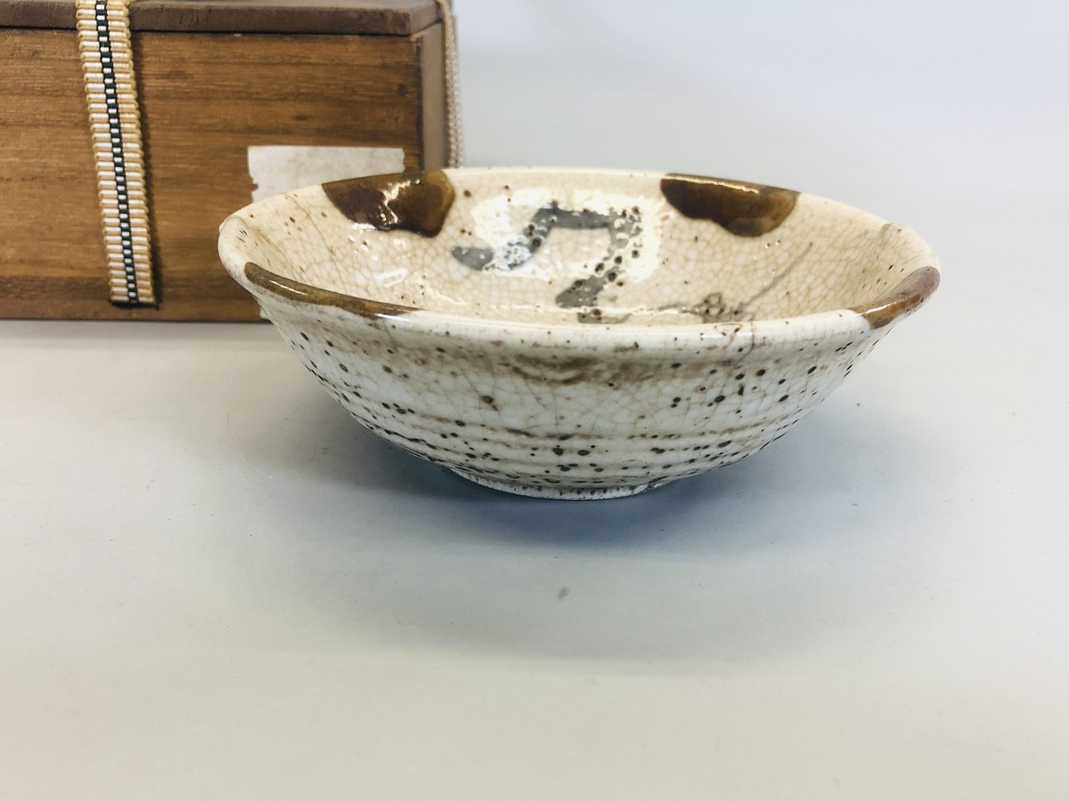 Y5479 CHAWAN Shino-ware signed box Japan antique tea ceremony bowl