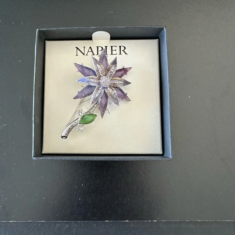 Prendedor/broche Napier tono plata cristal y estrás flor púrpura 2,5" en caja Foto 2 de 4
