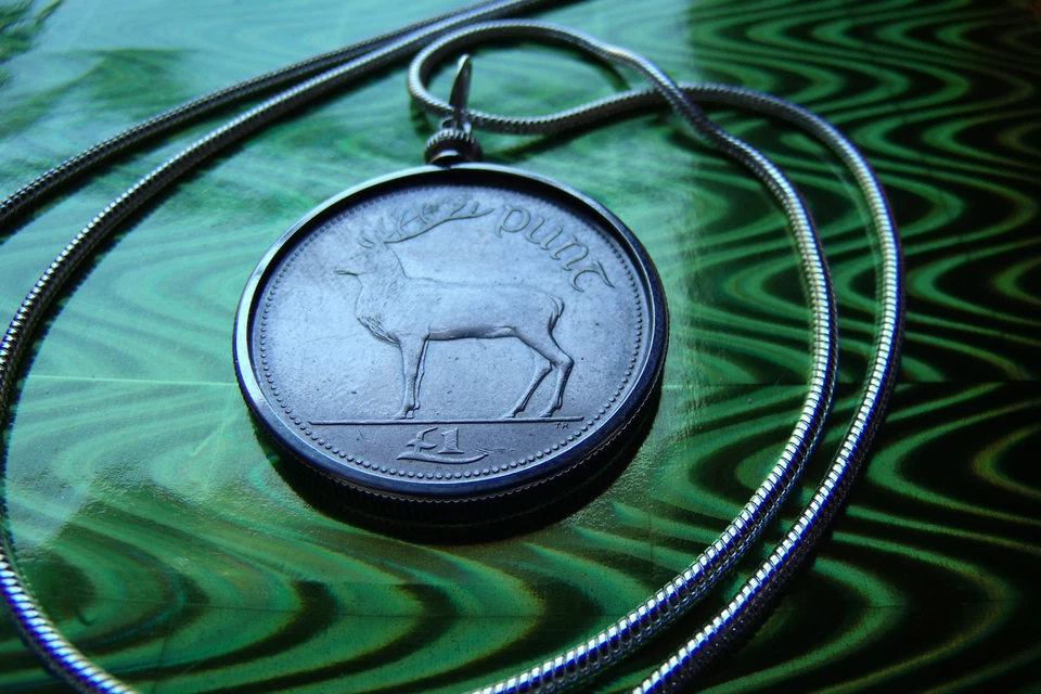 Colgante moneda celta ciervo rojo irlandés 33 mm cadena serpiente redonda llena de oro blanco de 24" Foto 2 de 4