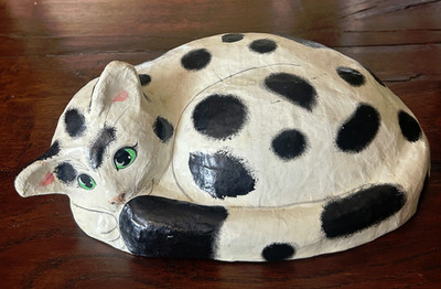 Vintage schwarz-weiß Pappmaché große Katze
