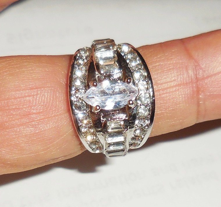VINTAGE SILVER PLATE RING SIZE 7.5 SPARKLING RHINESTONES DESIGN