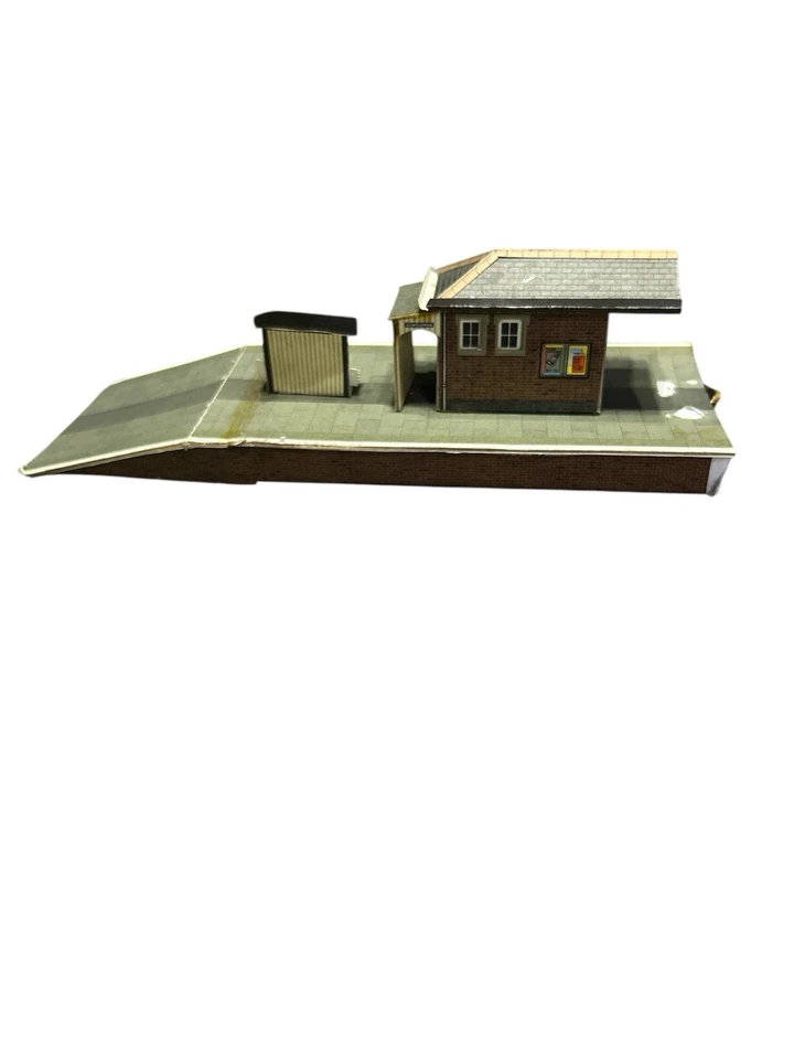 1963 MODEL RAILWAY OO GAUGE VINTAGE PRE MADE CARDBOARD PLATFORM BUILDING - Image 4 of 4