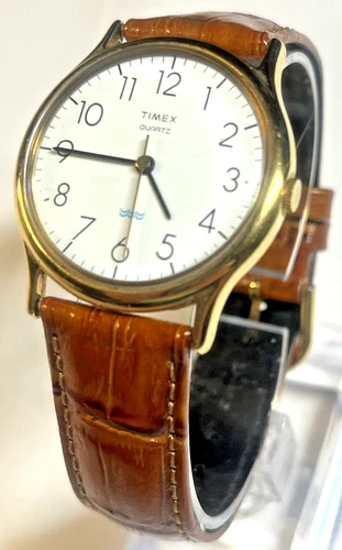 Timex T33 M Cell Vintage Quartz Gold Tone, Running-New Battery!