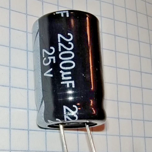 100 pezzi 25V2200uF 2200UF 25V Condensatore elettrolitico