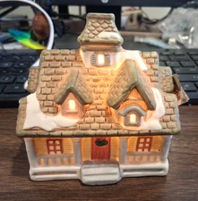 DICKENS COLLECTABLES 4" CHRISTMAS PORCELAIN LIGHTED HOUSE, 1996 PLUG IN