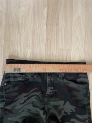 LEVIS Size 28 Women’s Camouflage Jeans Shorts Mid Length Rolled Up Inseam 4” - Picture 4 of 9