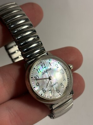 Lucky Star Women s Watch Silver Tone Mother-of-Pearl Face Fresh needs Battery
