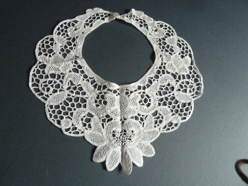 An attractive Vintage tapelace collar with scalloped edge. - Picture 2 of 3