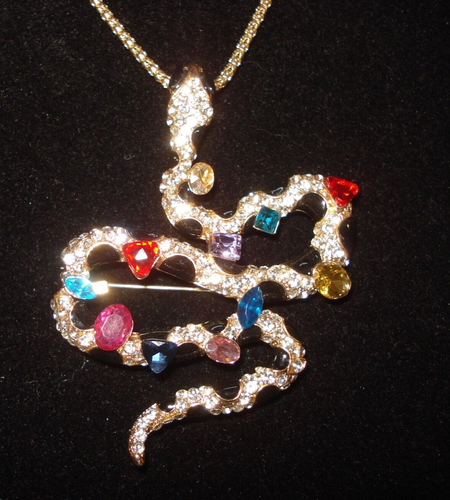 Broche/collar colgante Betsey Johnson Muti color cristal estrás serpiente - Imagen 2 de 5