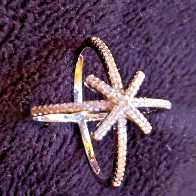 Anillo/Cruz/Starburst Envolvente Tono Plata Cruzada Talla 8 1" en el dedo Foto 2 de 4