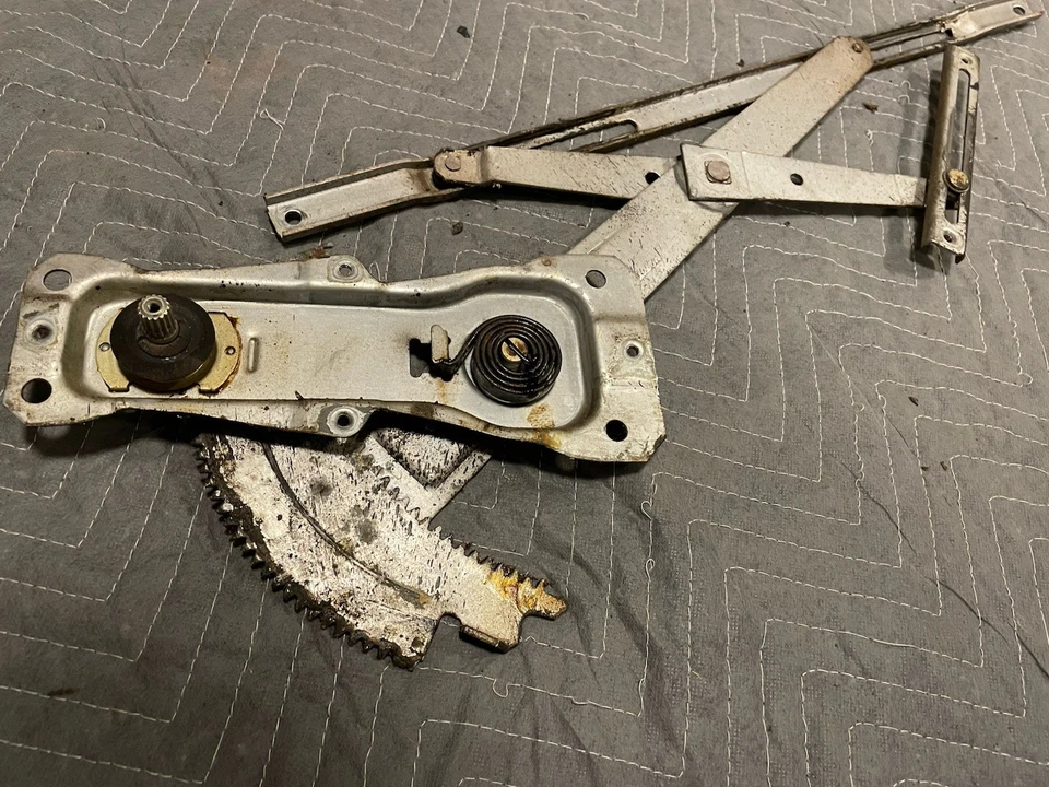 1979-1985 Mazda RX-7 FB SA S1 S2 S3 Passenger Right Manual Window Regulator OEM - Image 2 of 4