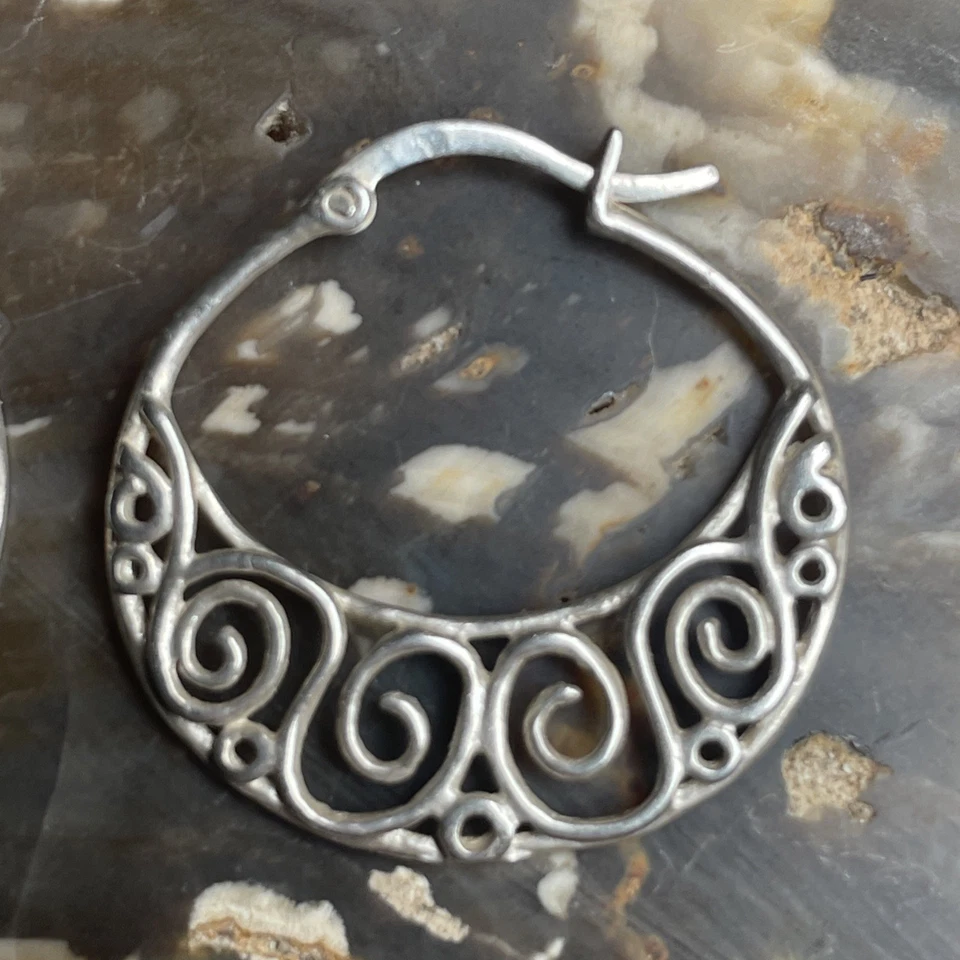 Серьги-кольца Avon из чистого серебра плоские открытые рабочие филигранные с завитками - Изображение 3 из 4