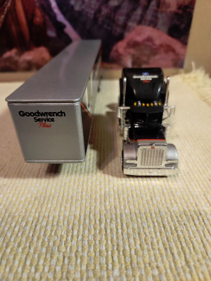 GM Goodwrench Peterbilt 379 2018 tractor/remolque. Diecast 1/64 por SpecCast. Foto 3 de 4