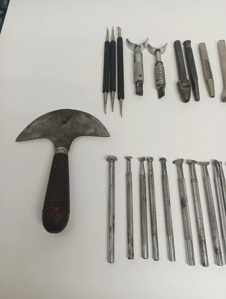 Antiguo kit de trabajo de cuero sellos herramientas CS Osborne CRAFTOOL 57 piezas Foto 2 de 4