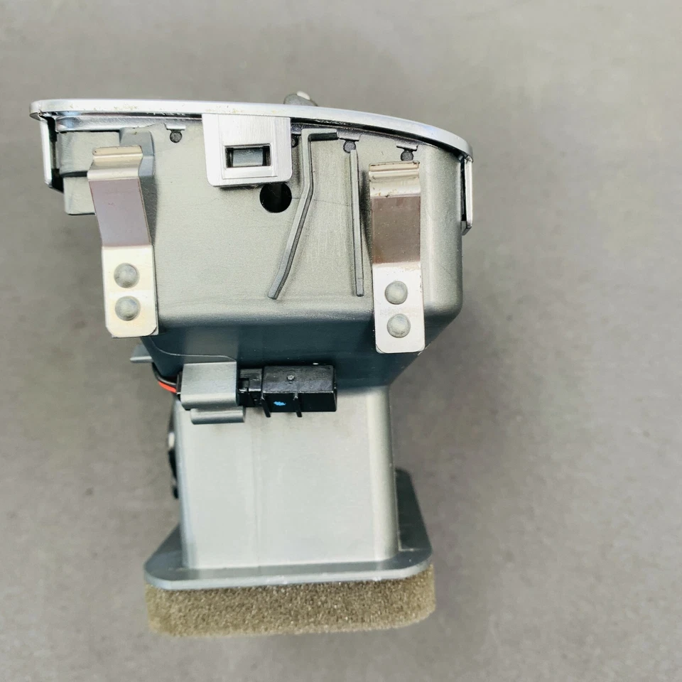 Решетка вентиляционная для задней центральной консоли 05–08 Audi A6 Quattro от оригинального производителя 4F0819203B - Изображение 4 из 4