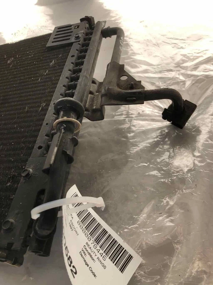 Ford Escort 1994-2003 sedán 2,0 L aire acondicionado condensador OEM Foto 2 de 4