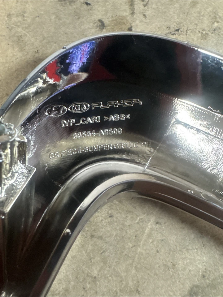 Подлинная оригинальная отделка решетки переднего правого бампера 2015–2018 Kia Sedona SXL 86564-A9500 - Изображение 3 из 4