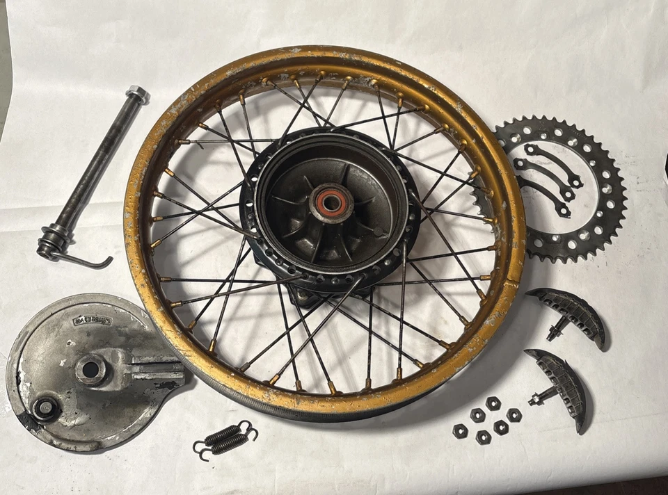 Yamaha IT425 1980 conjunto de llanta trasera eje de freno piñón espaciador OEM IT Foto 3 de 4