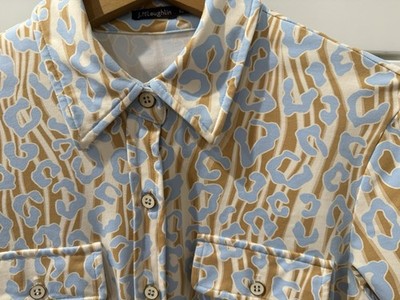 J McLaughlin Women s XS Short Sleeve Button Shirt Animal Print Stretchy Quality