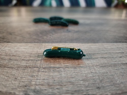 Novelty HEINZ PICKLE Pins, 5 Plastic Heinz Advertising Pickles, Christmas Pickle - Picture 6 of 10