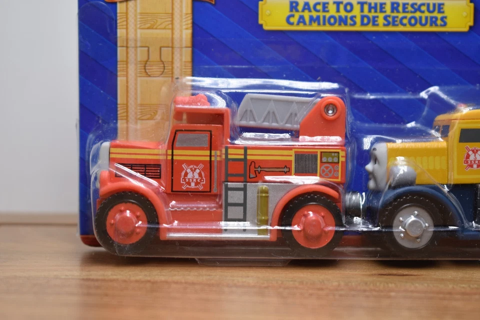 Camión de bomberos Flynn Race to the Rescue y ferrocarril de madera Butch Thomas & Friends Foto 4 de 4