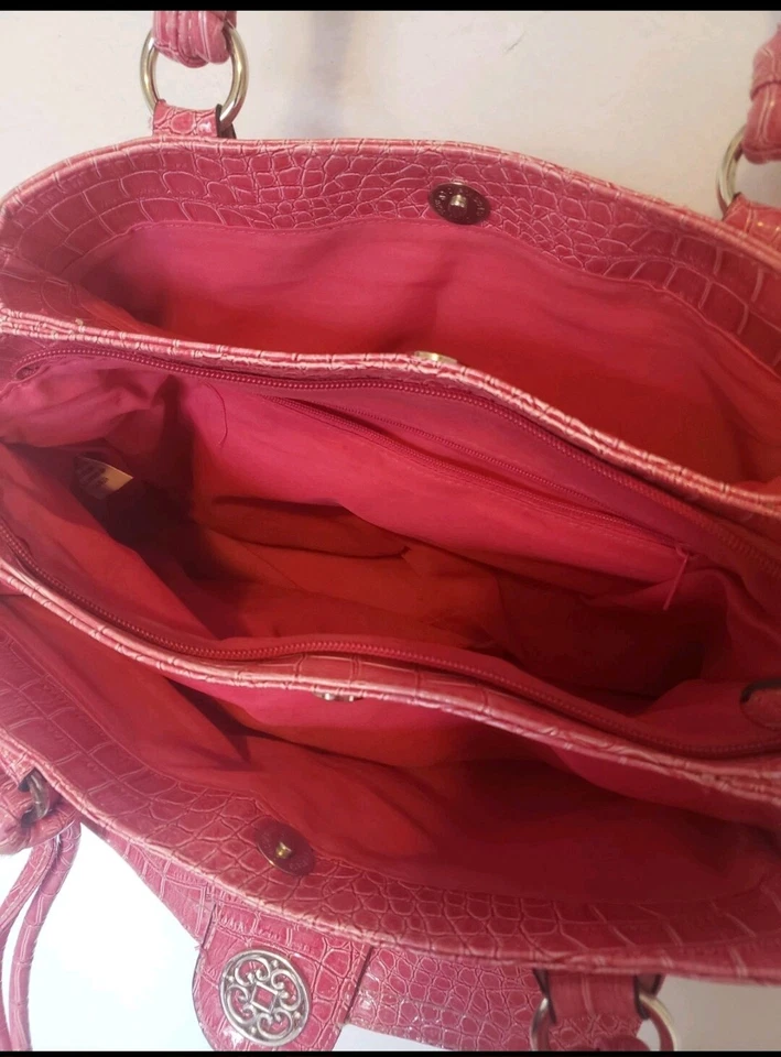 Cartera retro rosa vintage con patrón de cocodrilo. Lote de compartimentos Foto 4 de 4