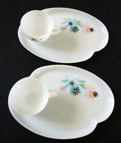 Vintage Federal Glass ATOMIC Flower /Weed  Milk Glass Snack Patio 4 Piece Set