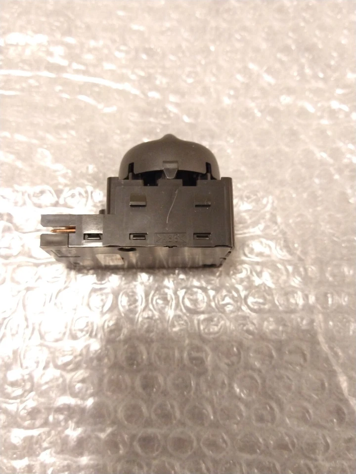OEM GM SEAT SWITCH 84445926 - Image 2 of 4